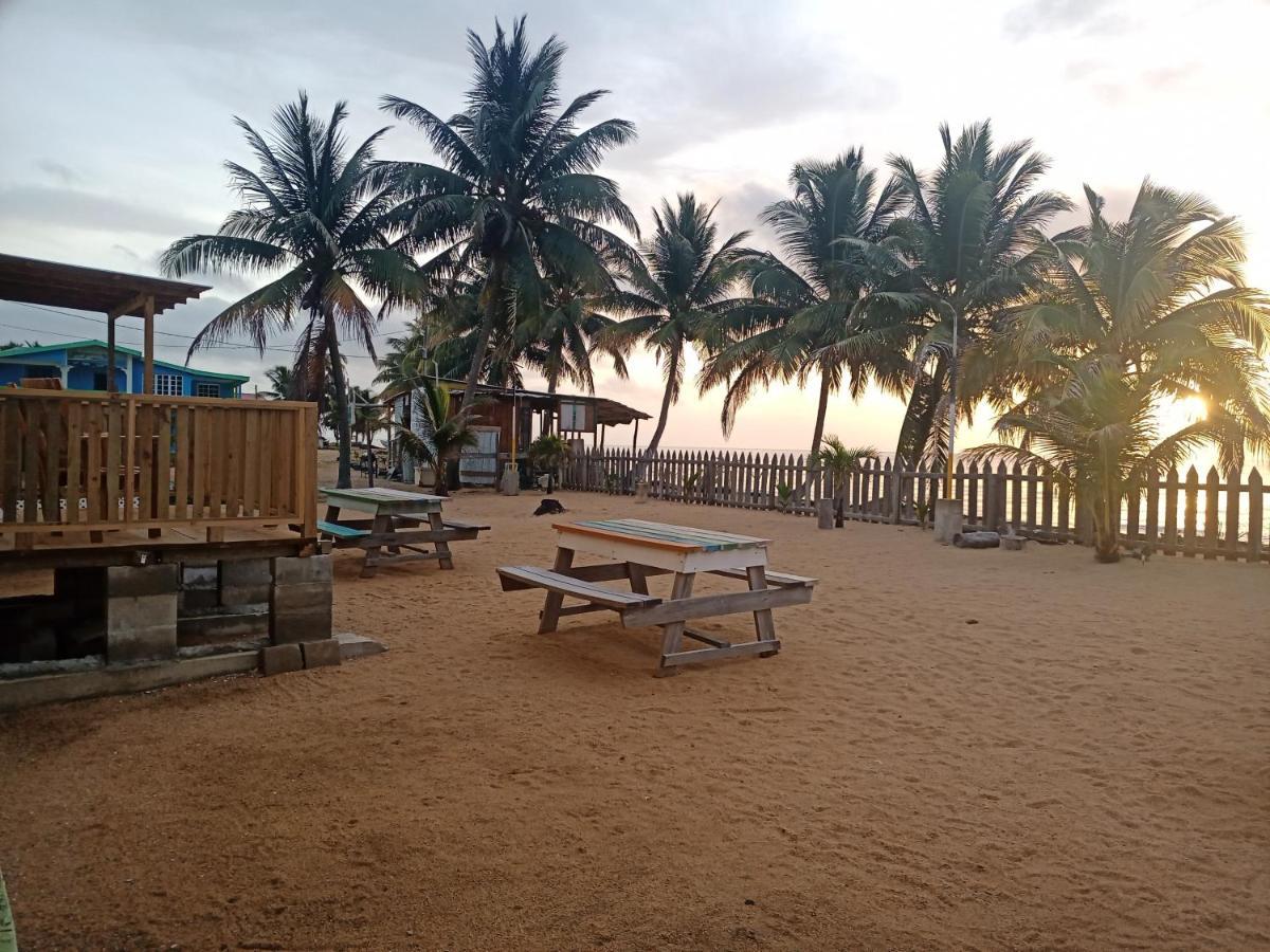 Pal'S On The Beach - Dangriga, Belize ภายนอก รูปภาพ